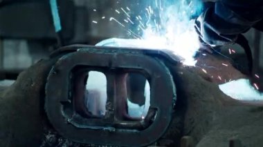 Ağır sanayi, kaynakçı araba tamiri için metal parçaları kaynaklıyor