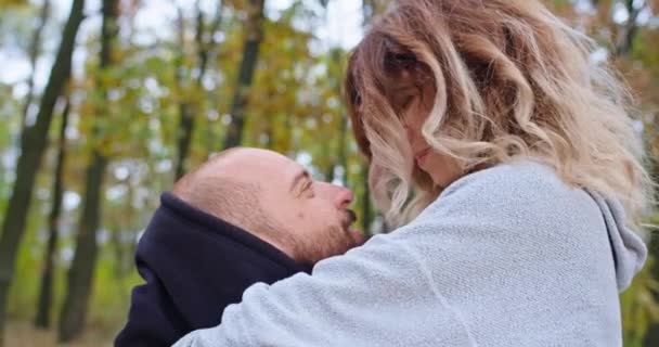 Feliz jovem casal na floresta de outono mostrar seus sentimentos, brincadeira, abraço. — Vídeo de Stock
