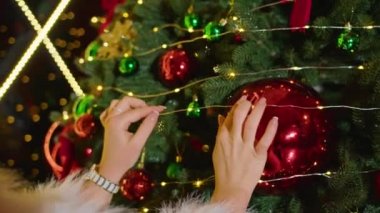 Mutlu kadın Noel Baba Noel ağacını Noel ofisinde süslüyor. Karantinada tatiller. Uzaktan iletişim, tatil hediyeleri ve indirimler.
