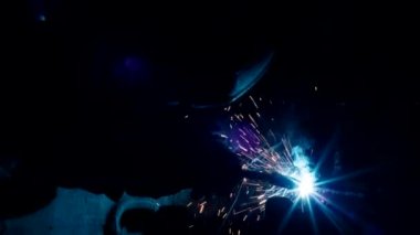 Ağır sanayi, kaynakçı araba tamiri için metal parçaları kaynaklıyor