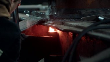 Ağır sanayi, kaynakçı araba tamiri için metal parçaları kaynaklıyor