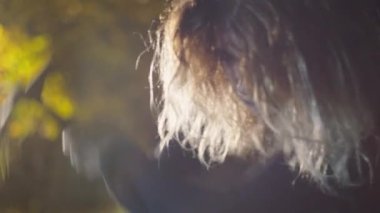 Korkunç kadın kameraya bakar, karanlıktan çıkar..