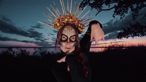 Šťastná mladá žena v halloween kostýmu a make-up tance v přírodě během západu slunce, mystické záběry. — Stock video
