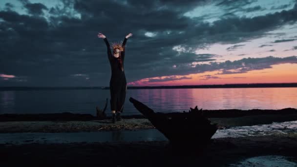 Счастливая молодая женщина в костюме Хэллоуина и макияж танцы на природе во время заката, мистические кадры. — стоковое видео