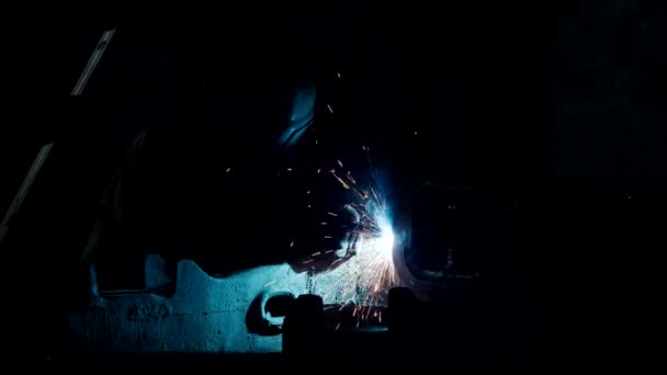 Tung industri, svetsare svetsar metalldelar för reparation av bil — Stockvideo