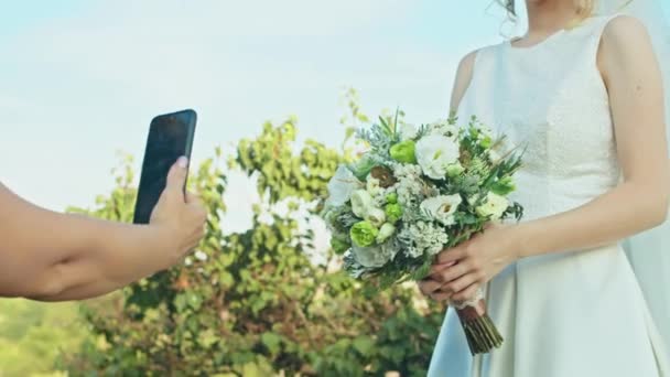 Krivoy Rog, Oekraïne - 08.18.2021 gelukkig net getrouwd jong stel vieren en plezier hebben op mooi strand zonsondergang — Stockvideo