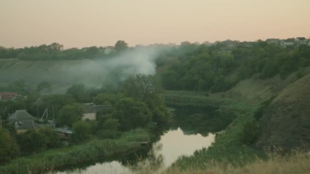 Smoke spreads over a mountain river — стоковое видео