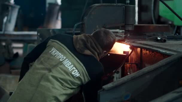 Krivoy Rog, Oekraïne - 08,18,2021 zware industrie, lasser lassen metalen onderdelen voor auto reparatie — Stockvideo