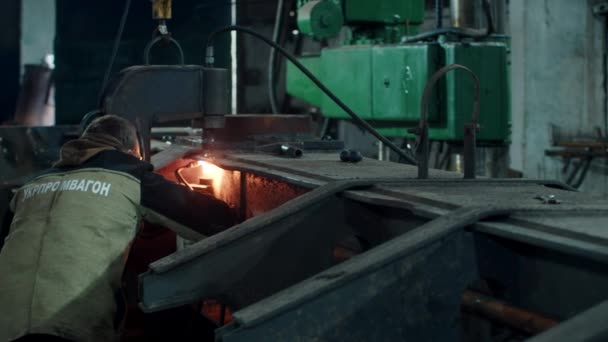 Industria pesante, saldatore salda parti metalliche per la riparazione auto — Video Stock