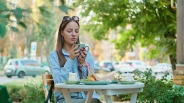 Genç bir kadın telefonda konuşmaktan hoşlanır, biriyle mesajlaşmaktan, harika bir yerde.