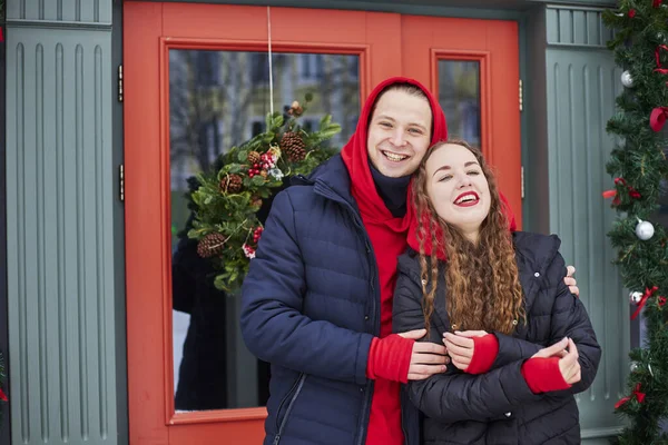 Jong gelukkig gezin, een jongen en een meisje brengen de dag in de buurt van het cafe, de man knuffelt het meisje. — Stockfoto