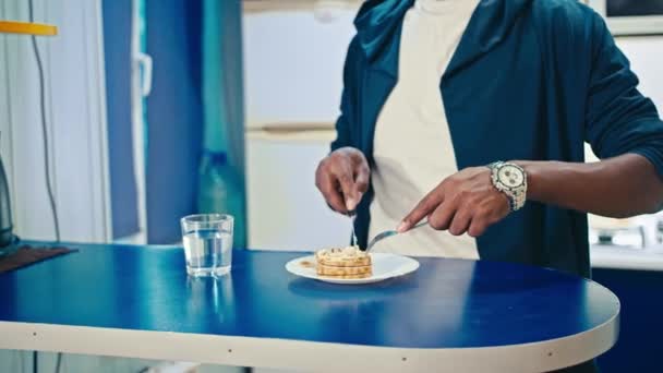 Счастливый черный парень завтракает дома — стоковое видео