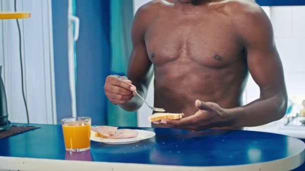 Gelukkig zwart guy eten ontbijt thuis — Stockvideo