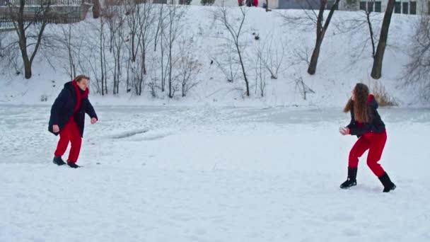 Krivoy Rog, Ukraine - 01.01.22 a young happy woman is having fun in a winter park, throwing snow, it is cold in her hands, the emissions are off scale. — Stockvideo