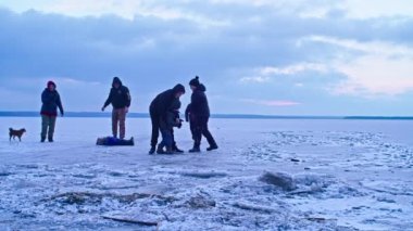 Krivoy Rog, Ukrayna - 01.05.2022 çocuk kışın donmuş bir gölette oynuyor. Kış tatili.