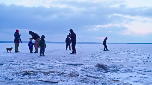 Krivoy Rog, Ucrania - 01.05.2022 niños juegan en un estanque congelado en invierno. vacaciones en invierno. — Vídeos de Stock