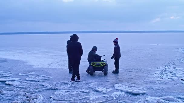 Krivoy Rog, Ucrânia - 01.05.2022 crianças brincam em uma lagoa congelada no inverno. férias no inverno. — Vídeo de Stock