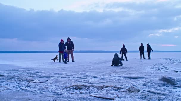 Krivoy Rog, Oekraïne - 01.05.2022 kinderen spelen in de winter op een bevroren vijver. vakantie in de winter. — Stockvideo