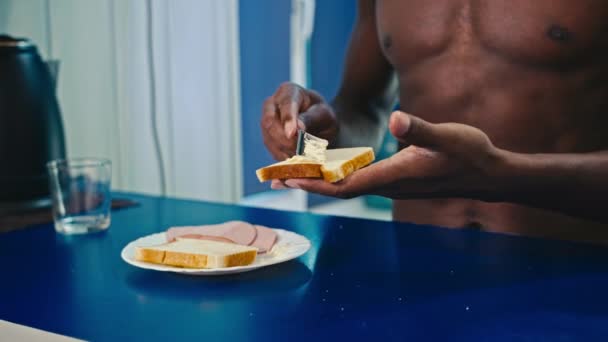 Счастливый черный парень завтракает дома — стоковое видео