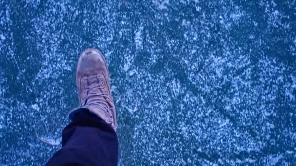 Os pés masculinos ficam gelados numa lagoa congelada. inverno. — Vídeo de Stock