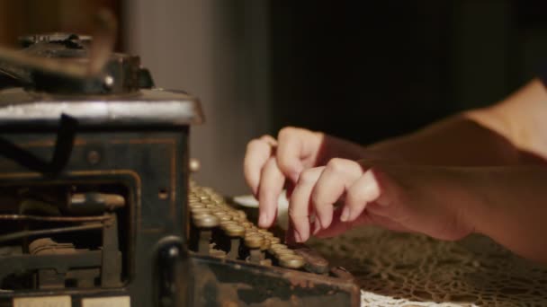 Mains écrivant sur la vieille machine à écrire sur fond de table en bois — Video