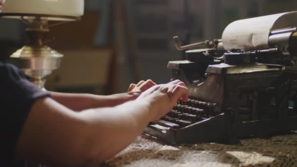 Ruce, psaní na starý psací stroj dřevěný stůl pozadí — Stock video