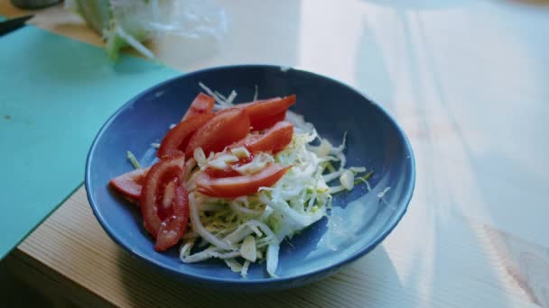 Vaří doma. Muž ruce nalije olej na salát, zblízka. příprava salátu. — Stock video