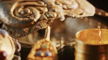 2000 yıllık İskitli bir rahibenin altın mücevherleri, eski bir küpe, kazılar sırasında bulunmuş dönen bir tekerlek. Klasik mücevherler. Din. yakın plan