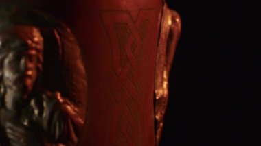 Hıristiyan ayini için bakır kase. Kazılar sırasında bulundu. Klasik mücevherler. Din. yakın plan