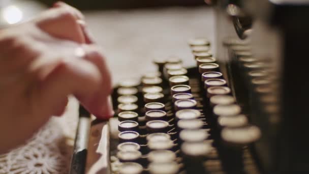 Manos escribiendo sobre una vieja máquina de escribir sobre un fondo de mesa de madera — Vídeos de Stock