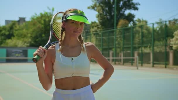 Pelatih tenis wanita berpose di kios kamera di lapangan tenis. — Stok Video