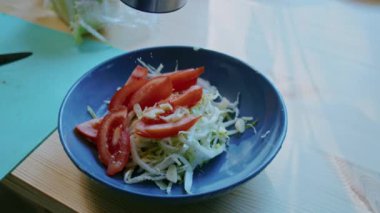 Evde yemek pişirmek. Erkekler tuzlu salata uzatır, yakın plan. salata hazırlama.