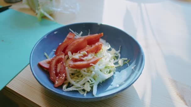 Evde yemek pişirmek. Erkek eli salatanın üstüne soya sosu döker, yakın plan. salata hazırlama. — Stok video