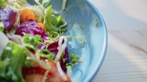 Vaří doma. zaměřte překlad, salát. detailní záběr. příprava salátu. — Stock video