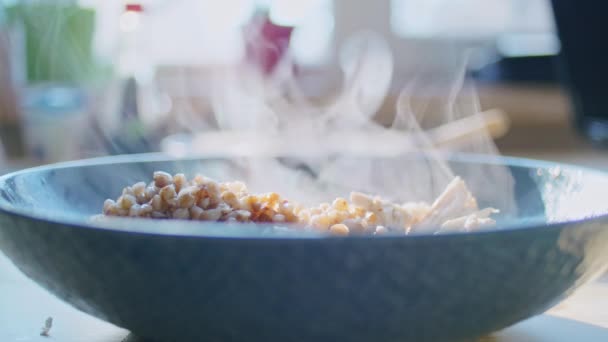 Cuisiner à la maison. bouillie de sarrasin avec viande de poulet sur la table, gros plan. — Video