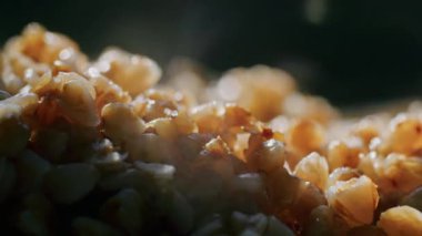 Evde yemek pişirmek. Buharda pişmiş sıcak yemek, karabuğday lapası ve masada tavuk eti, yakın plan..