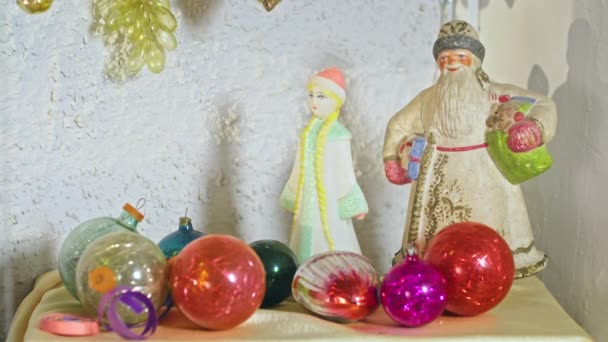 Old new year toys on the christmas tree. — Stock Video