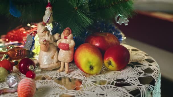 Altes Silvesterspielzeug am Weihnachtsbaum. — Stockvideo