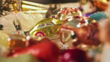 Noel ağacında eski yılbaşı oyuncakları.