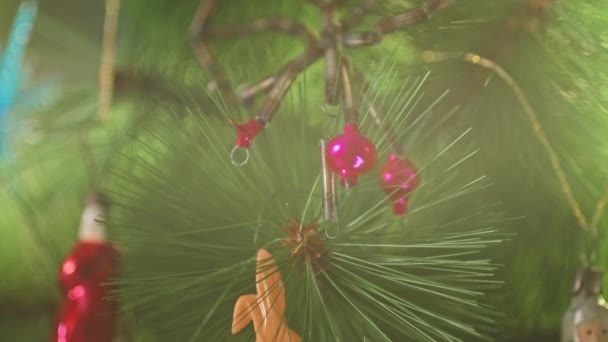 Vieux jouets de nouvelle année sur l'arbre de Noël. — Video