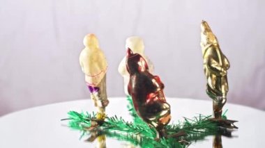 Eski yılbaşı oyuncakları bir pikapta dönüyorlar..