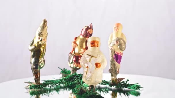 Vieux jouets du Nouvel An tournent sur une plaque tournante. — Video