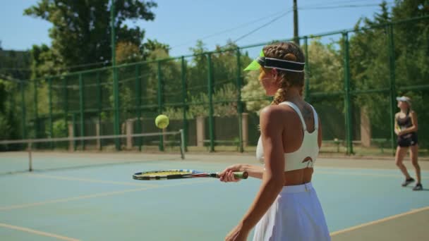 Жіночий тенісний тренер позує на стенді камери на тенісному корті . — стокове відео