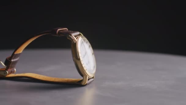 Krivoy Rog, Ukraine - 27.10.2021 montre-bracelet, macro tir, gros plan, jeu de lumière, l'horloge est sur une plaque tournante et tourne, — Video