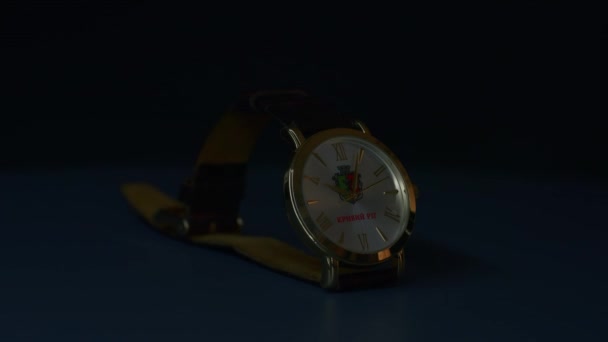 Krivoy Rog, Ucrania - 27.10.2021 reloj de pulsera, disparos macro, primer plano, juego de luces, el reloj está en un tocadiscos y girando, — Vídeo de stock