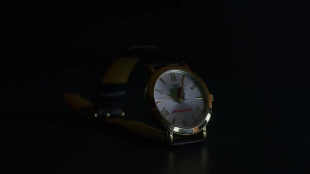 Krivoy Rog, Ukraina - 27.10.2021 zegarek na rękę, makro strzelanie, zbliżenie, gra światła, zegar jest na gramofonie i spinning, — Wideo stockowe