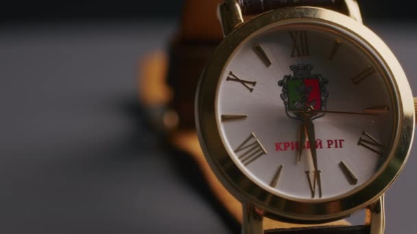 Krivoy Rog, Ucrania - 27.10.2021 reloj de pulsera, disparos macro, primer plano, juego de luces, el reloj está en un tocadiscos y girando, — Vídeos de Stock