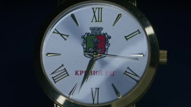 Krivoy Rog, Ukrayna - 27.10.2021 kol saati, makro atış, yakın çekim, ışık oyunu, saat bir döner tablanın üzerinde ve dönüyor, — Stok video