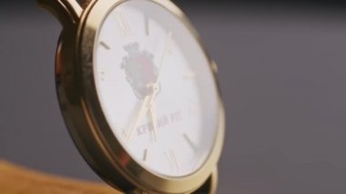 Krivoy Rog, Ukrayna - 27.10.2021 kol saati, makro atış, yakın çekim, ışık oyunu, saat bir döner tablanın üzerinde ve dönüyor,