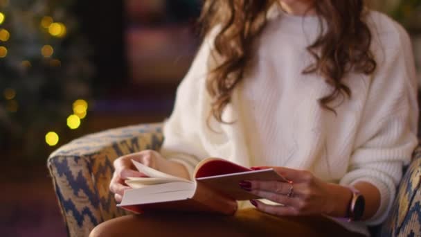Jovem feliz lendo um livro enquanto sentado em um café. tempo maravilhoso no café. — Vídeo de Stock
